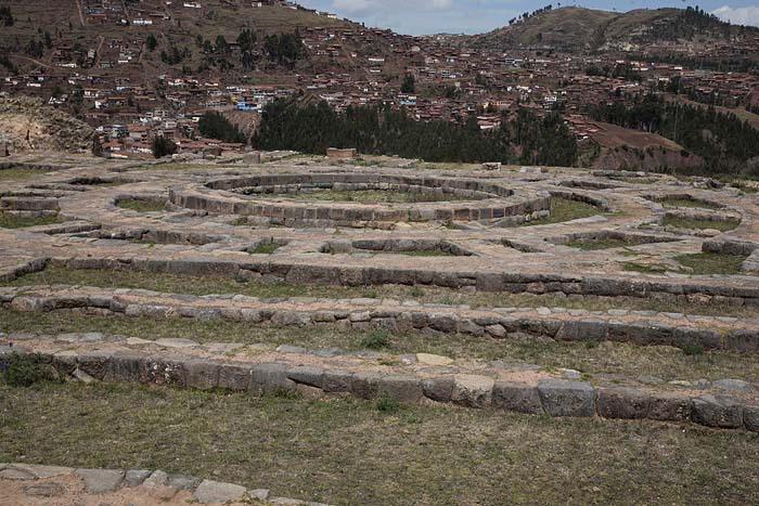 Основание башни на вершине холма