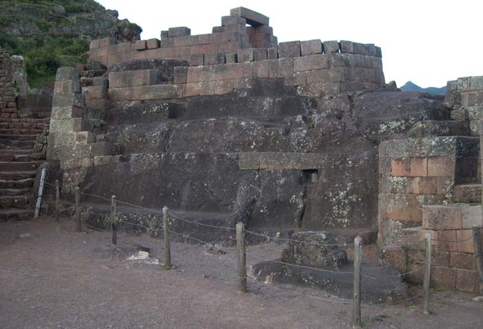 Кладка, вписанная в скалу, и «уака»