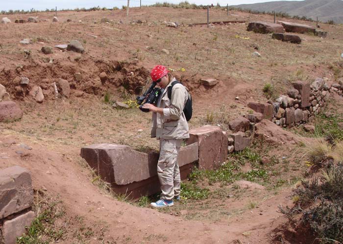 Обломок перекрытия ворот в «отреставрированной» индейцами кладке
