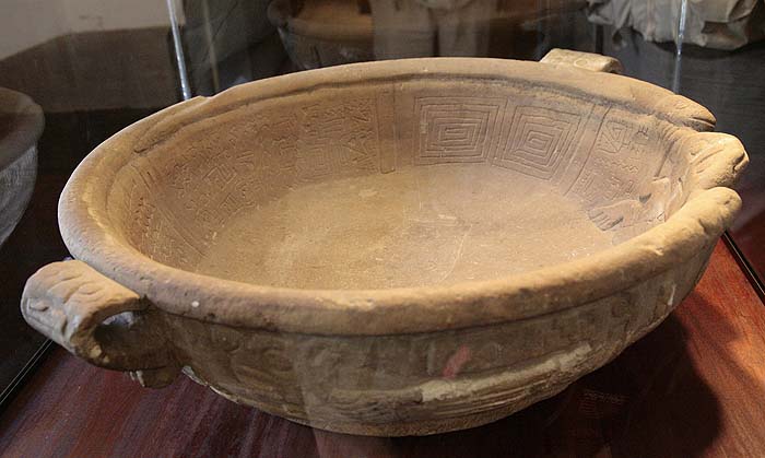 Каменная чаша в Музее золота в Ла-Пасе