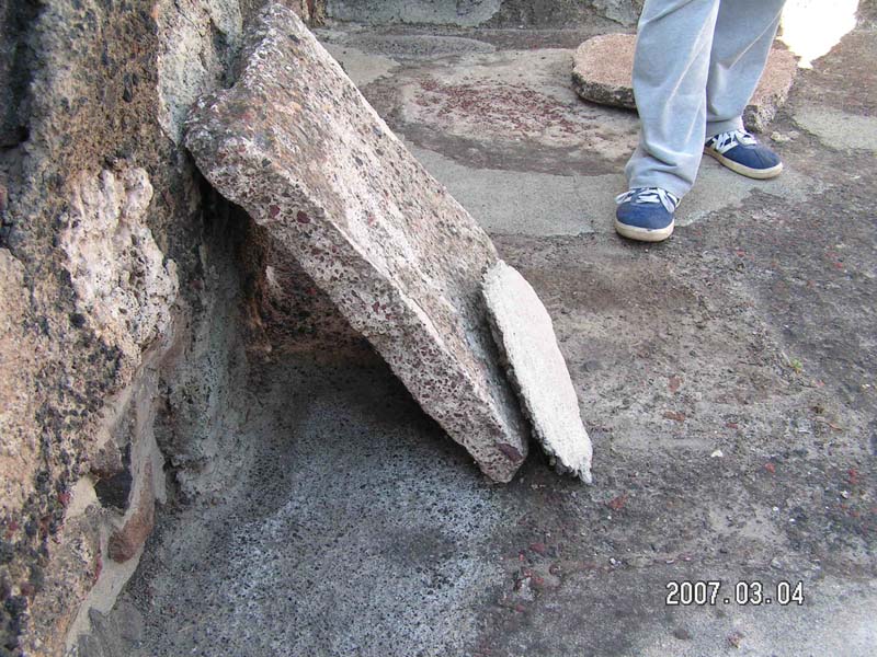 Обломки штукатурки с каменной крошкой