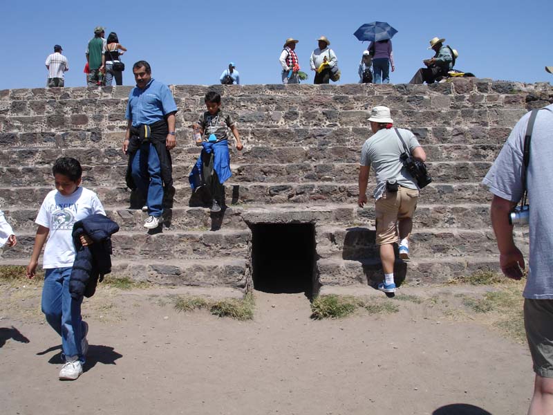 Дренажный канал в поперечной «дамбе» Дороги Мертвых
