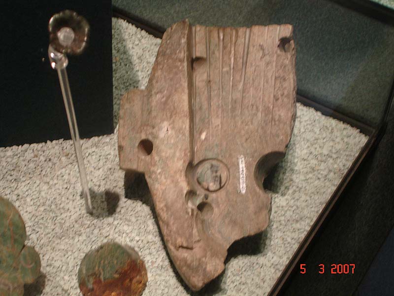 Камень со следами инструментов