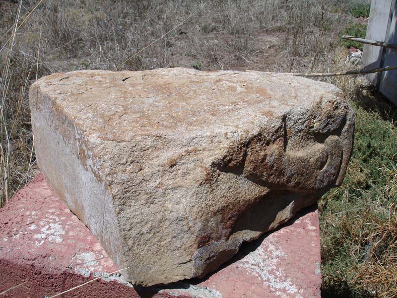 Блок из «Сада камней» с барельефом и плоской гранью