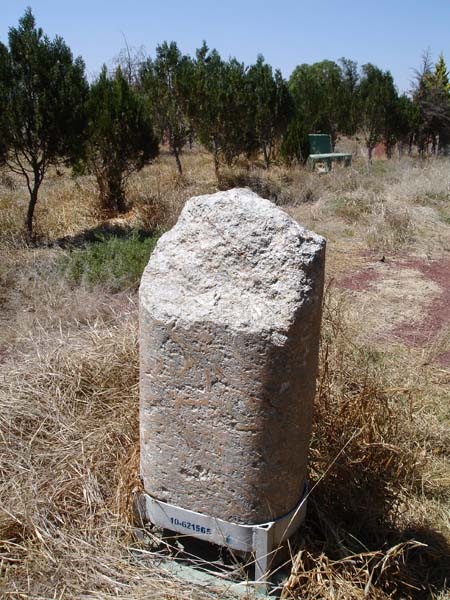 Гранитный блок с овальным сечением из «Сада камней»