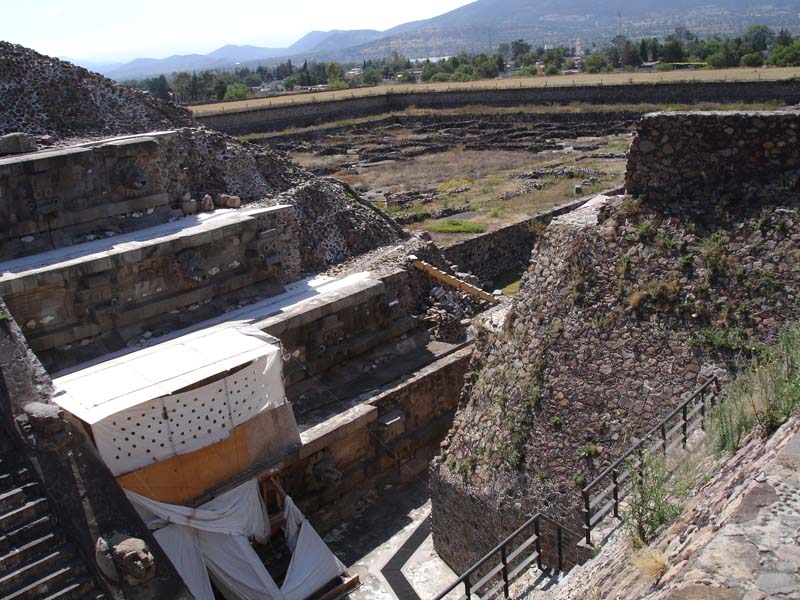 Вид на пирамиду Кетцалькоатля с «недопирамиды»