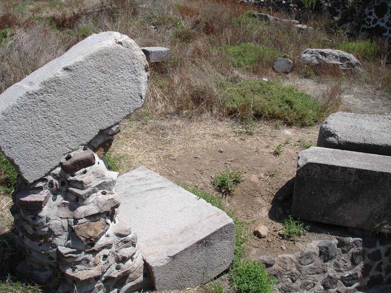 Блоки облицовки у восточной стороны пирамиды Кетцалькоатля