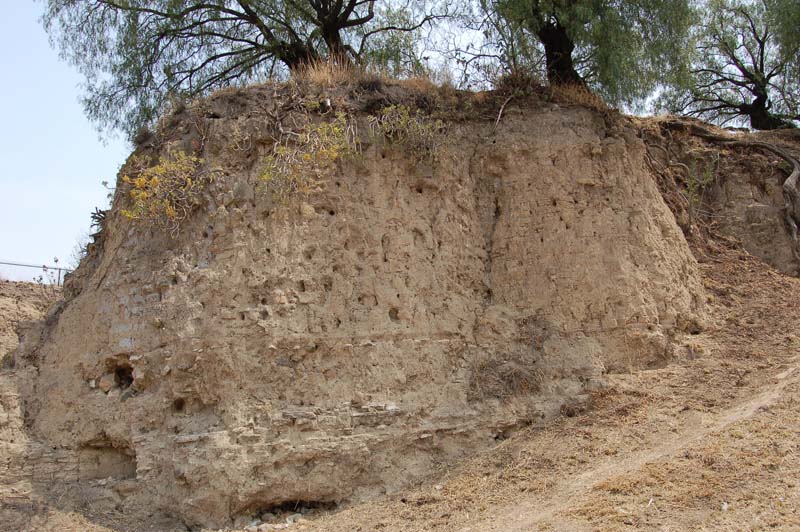 Необожженные кирпичи на пирамиде