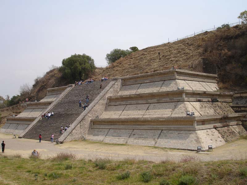 Ступенчатая конструкция на западной стороне пирамиды