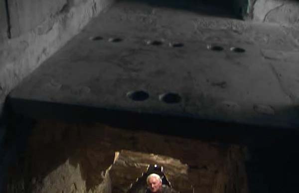 Вход в туннель в Храме надписей