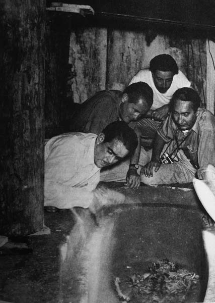 Рус с коллегами возле саркофага в Храме надписей