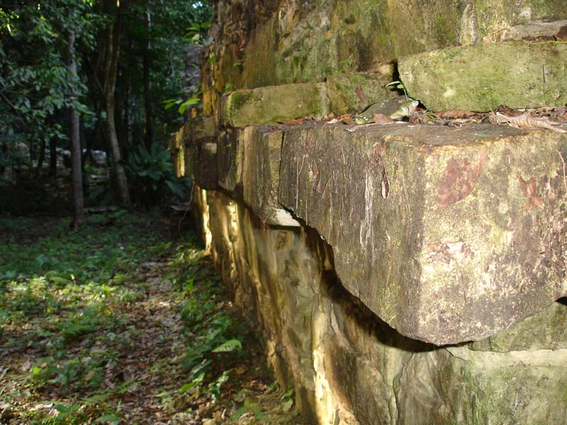Ровные блоки в кладке сооружений к юго-востоку от Дворца