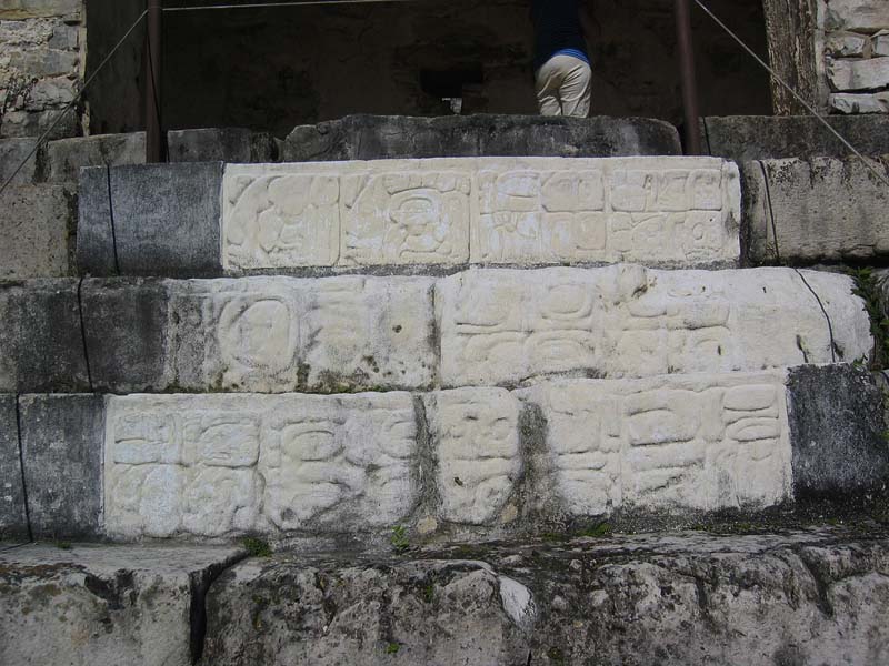 Надписи на блоках лестницы в восточном внутреннем дворике