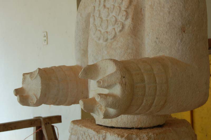 Руки-манипуляторы статуи в Каба