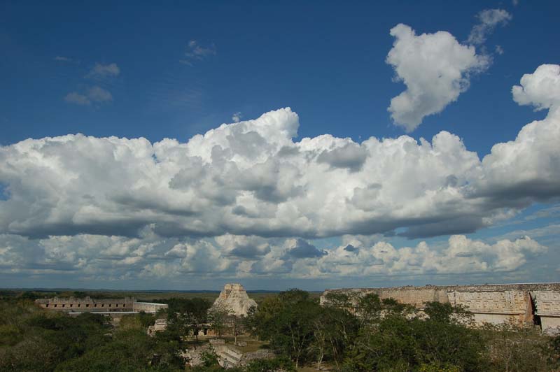 Вид на Ушмаль с его южной пирамиды