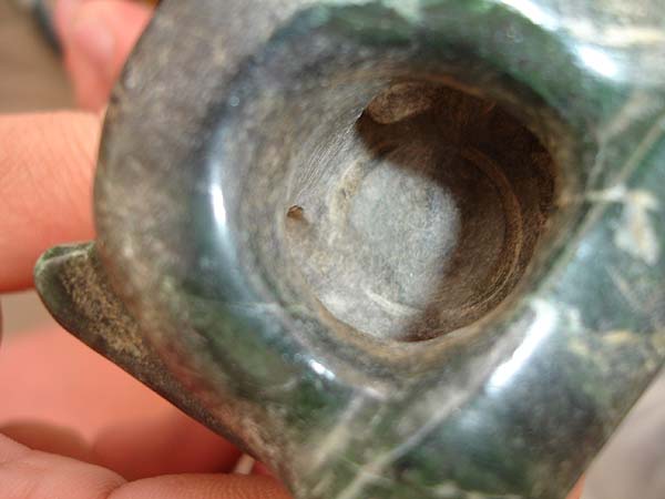 След трубчатого сверла на нефритовой статуэтке