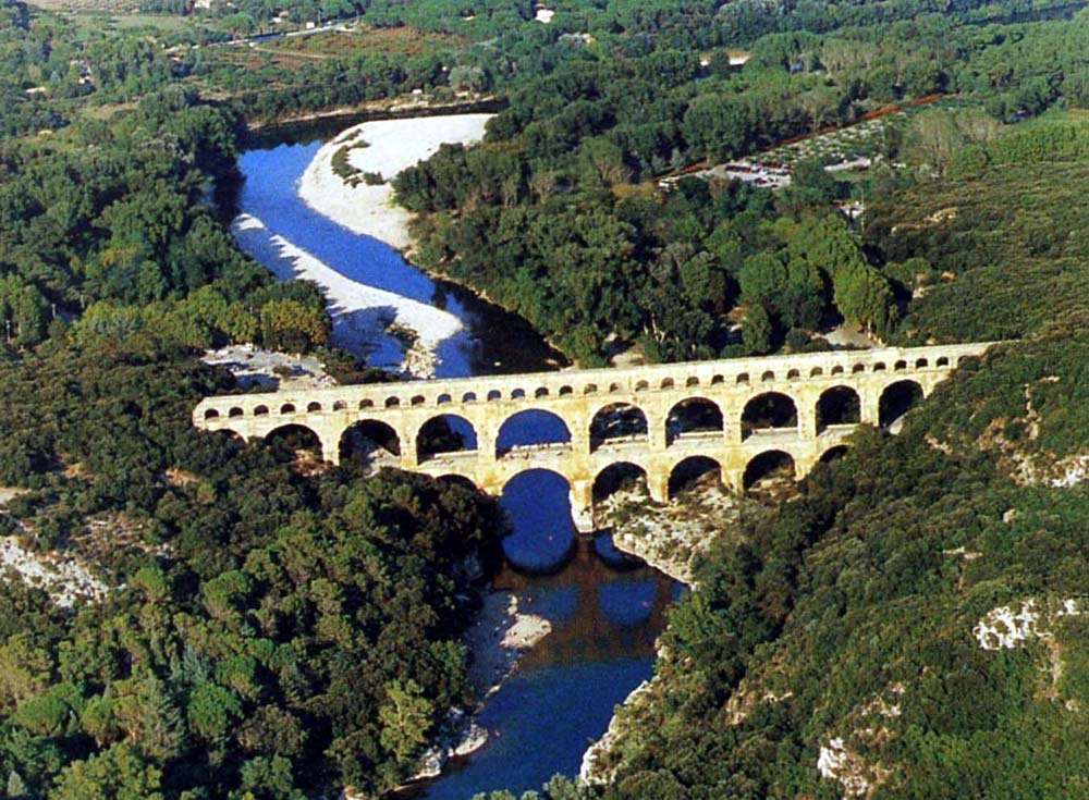 Акведук Pont du Gard в Ниме (Nimes), юг Франции