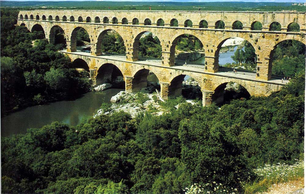 Акведук Pont du Gard в Ниме (Nimes), юг Франции