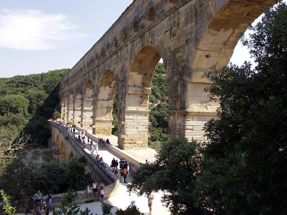 Акведук Pont du Gard в Ниме (Nimes), юг Франции