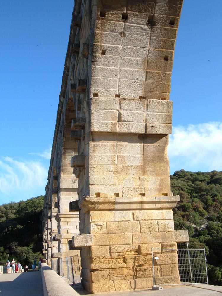 Акведук Pont du Gard в Ниме (Nimes), юг Франции