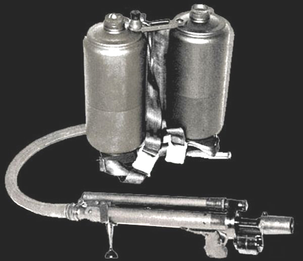 Огнемёт. Иллюстрация к статье Георгия Костылева «Военно-исторические хохмы»