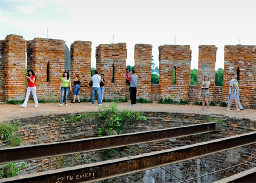 Рис. 3. Разрушающийся смоленский кремль