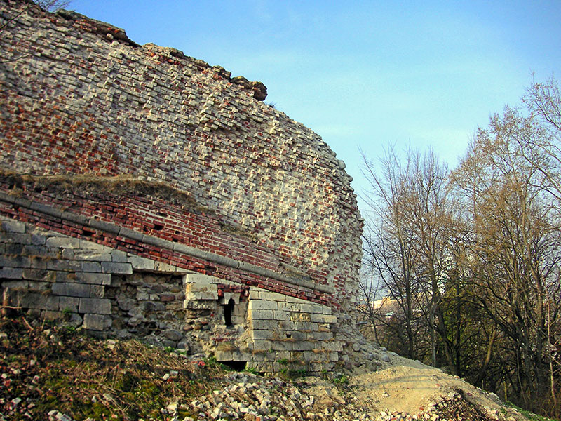 Рис. 4. Разрушающийся смоленский кремль
