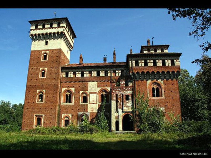 Рис. 3. Замок Россо (красный) недалеко от Турина