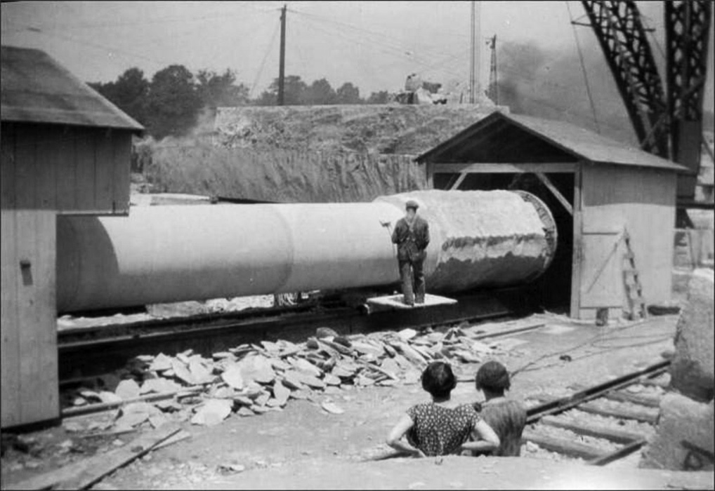 Не знали, что токарные станки по граниту бывают? Знайте. У «древних греков» такие тоже наверное были...