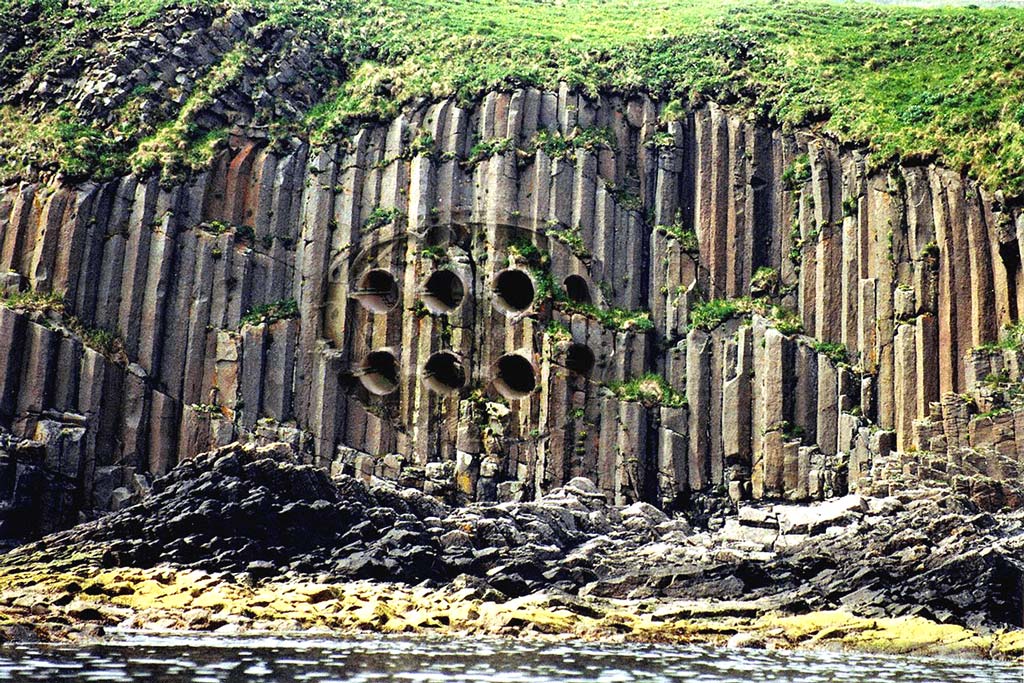 Каналы в скалах. Иллюстрация с сайта «Заговор Ориона»