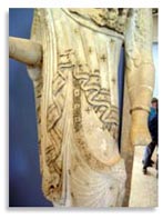 Свастика на Статуе молодой женщины (kore) в хитоне (peplos), ок. 5-6 в. до н.э.