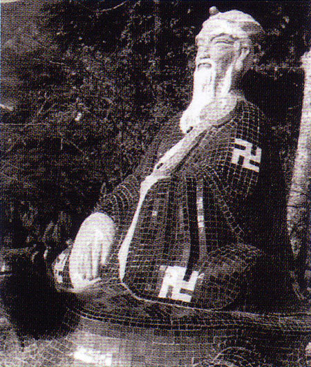 Свастика на памятнике мудрецу