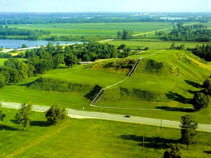 Курган Монаха (Monk’s Mound) из города Кахокия, Иллинойс