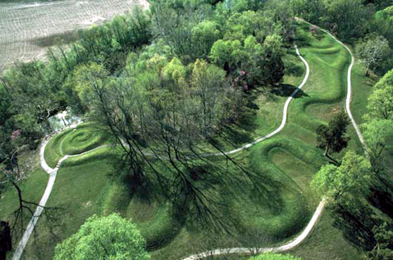 Змеиный курган (The Great Serpent Mound) на юге штата Огайо