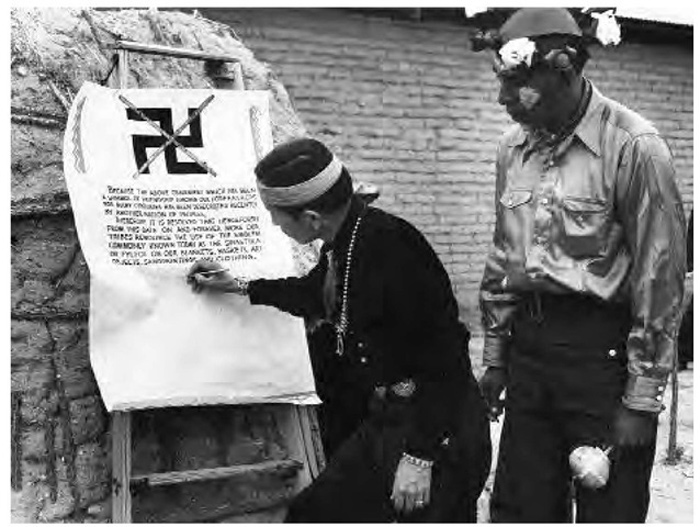 Индейцы подписывают документ об отказе от использования свастики в 1940 г.