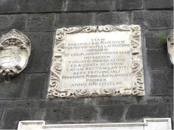 Мемориальная доска строителям дороги 1562 года. Торре дель Греко