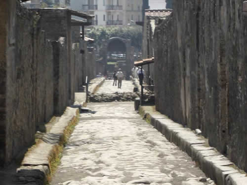 Водовод инженера Фонтана, пересекающий Via di Nocera. Помпеи 